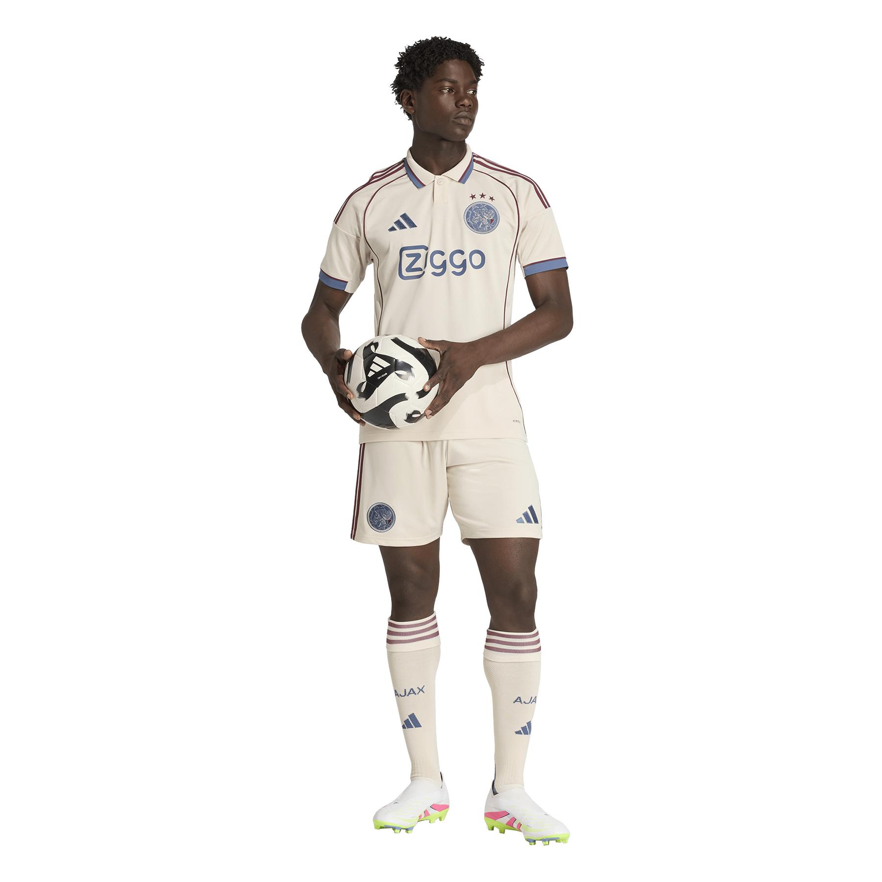 product/2/0/2025_adidas_jp1446_6_apparel_on_model_standard_outfit_view_transparent.jpg
