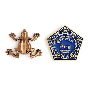 crthppb157-pack-of-2-chocogrenouille-pins-the-carat-shop-the-harry-potter-golden-blue-2x2-cm
